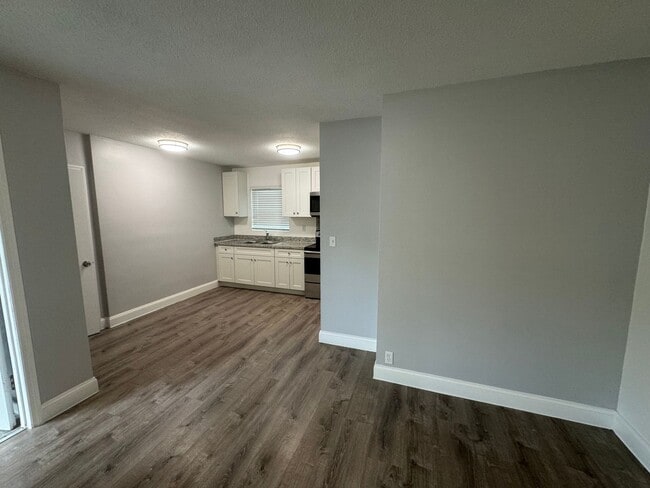 Building Photo - 2401 Apartments LLC