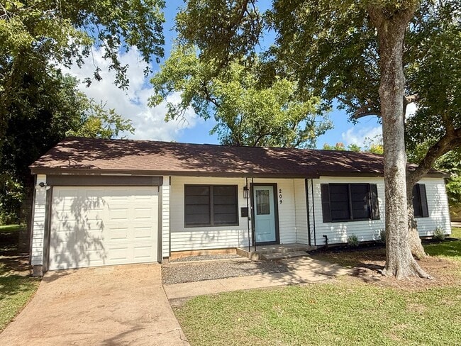 Building Photo - Adorable 3/1/1 Home in Lake Jackson !