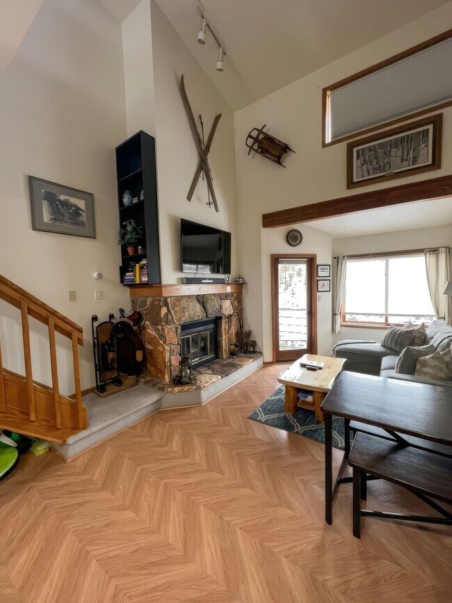 Photo - Updated Studio with Incredible Mountain Views – Silverthorne, Colorado Unidad G,  209