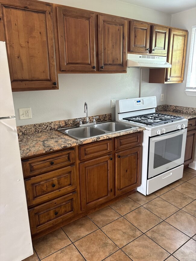 Building Photo - 2268 Pleasure St Unit 2268