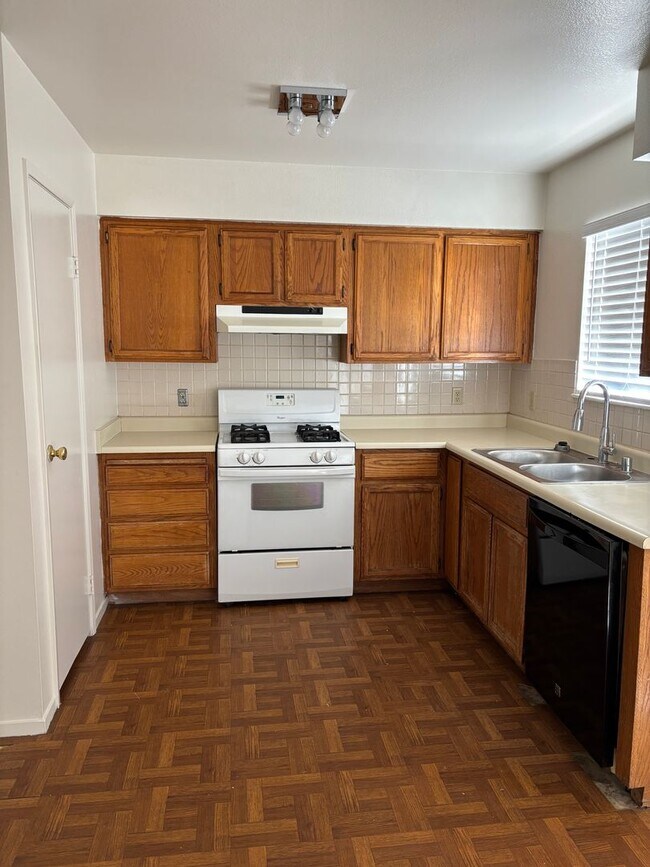 Photo - 449 Ash St