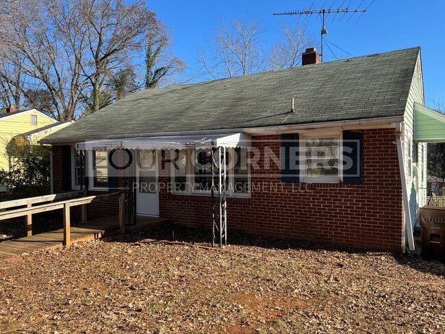 Mid-Century 3 Bedroom 1 Bath Home - Mid-Century 3 Bedroom 1 Bath Home