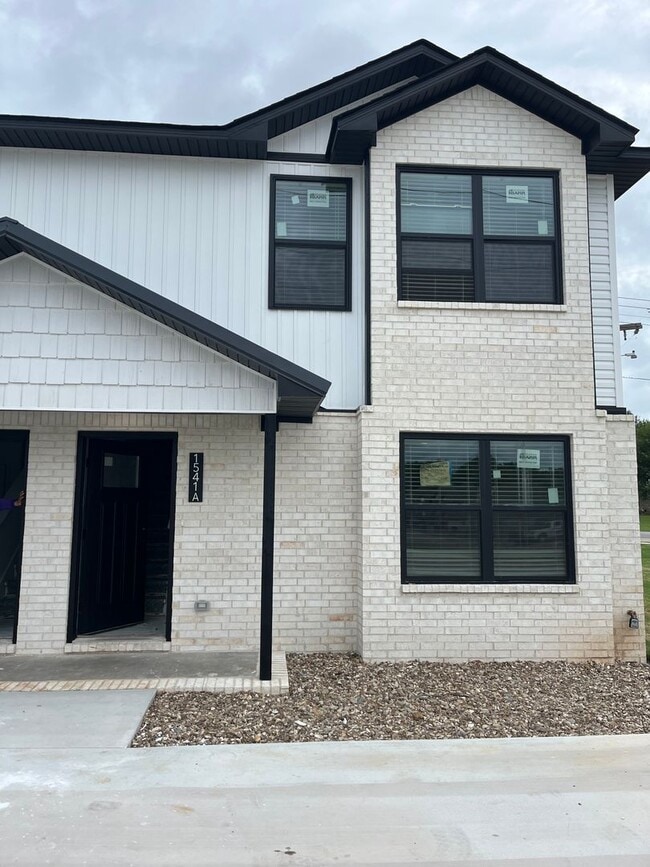 Building Photo - COX-NORTHRIDGE DR-3 Unit A