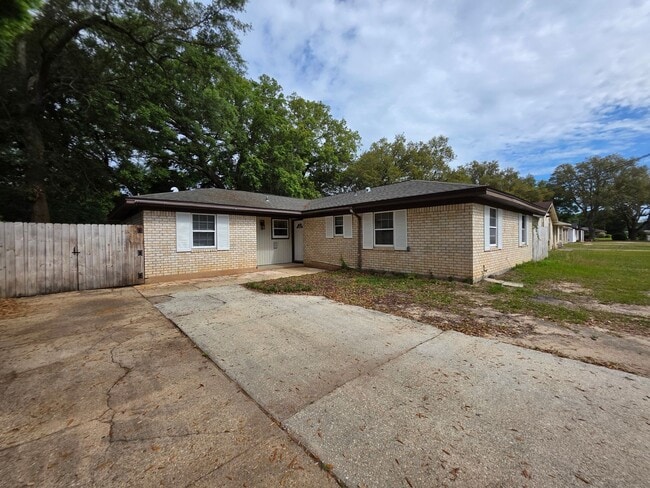 5BR/2BA home with large family room - 5BR/2BA home with large family room