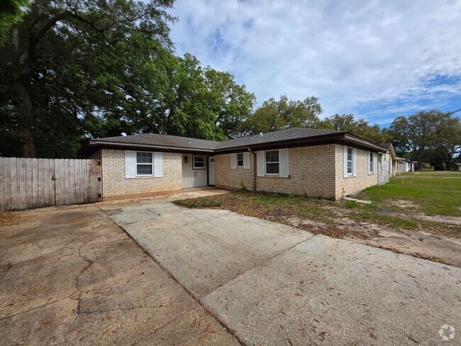 Building Photo - 5BR/2BA home with large family room