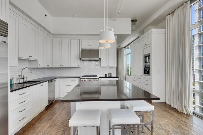 Photo - 800 W 5th St