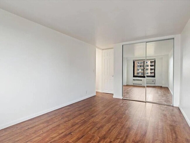 Photo - 185 Hall St