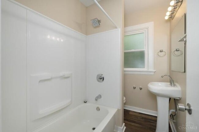 Photo - Bright 1-Bed in Clifton — Hardwood Floors, Off-Street Parking, Water Included Unidad 3 and 4