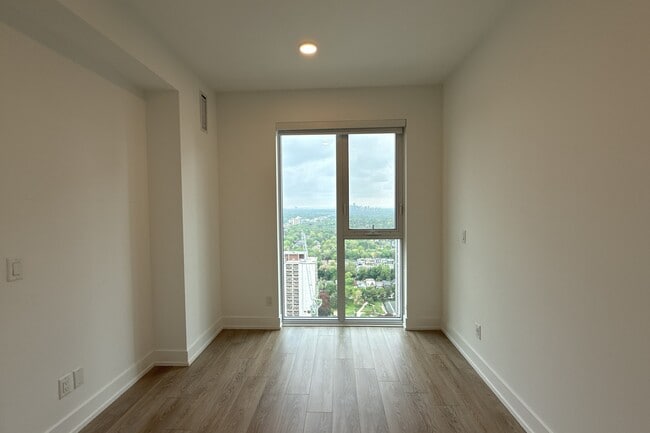 Photo - 200 Redpath Ave
