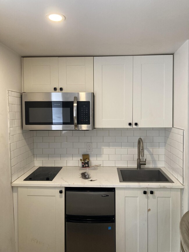 Building Photo - 1638 Rue Saint-Christophe Unit 1