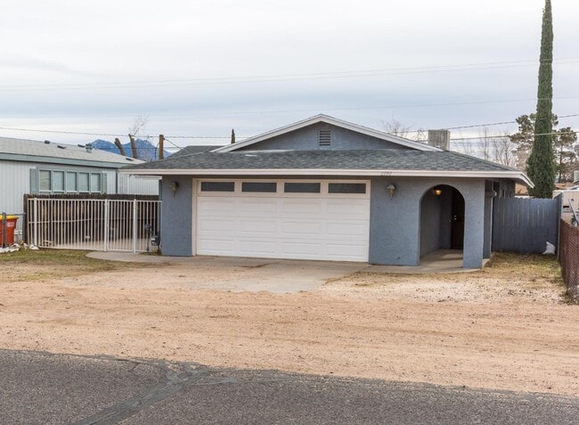 Photo - 2390 Thompson Ave