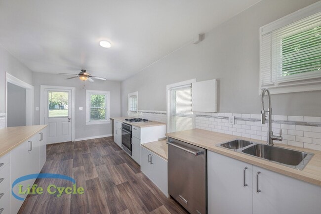 Photo - 1314 Beechwood St NE