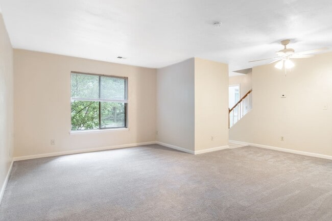 Photo - 3 Bed/2 Bath Pet Friendly Bus Route. Parking.