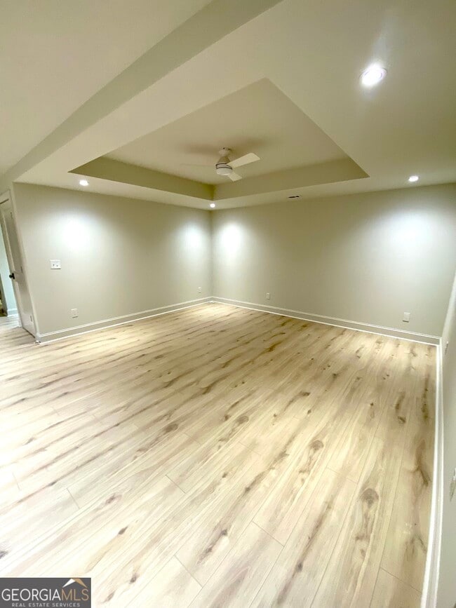 Photo - 886 Moore Rd