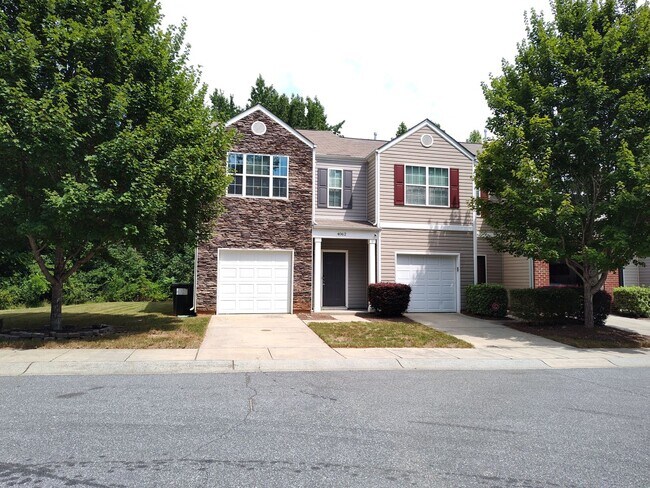Building Photo - Beautiful Townhome in Berkshire!