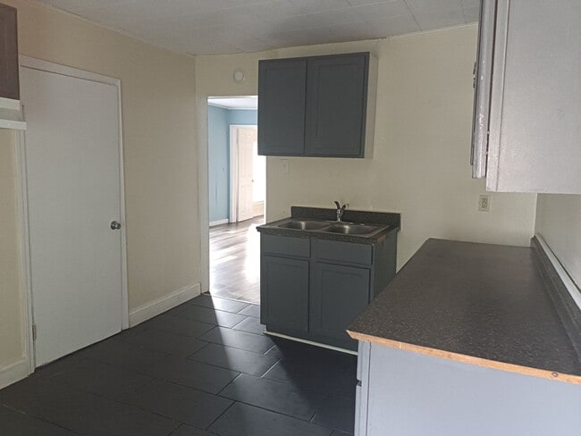 Building Photo - 5304 N 34th St Unit Upper Rental