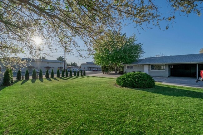 Building Photo - 1037/1039 Eastmont Ave. Duplex Unit 1037