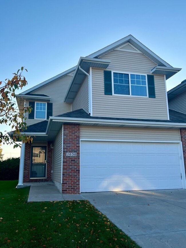 Building Photo - **AVAILABLE SOON**Beautiful 3 bed townhome off 84th & Holdrege