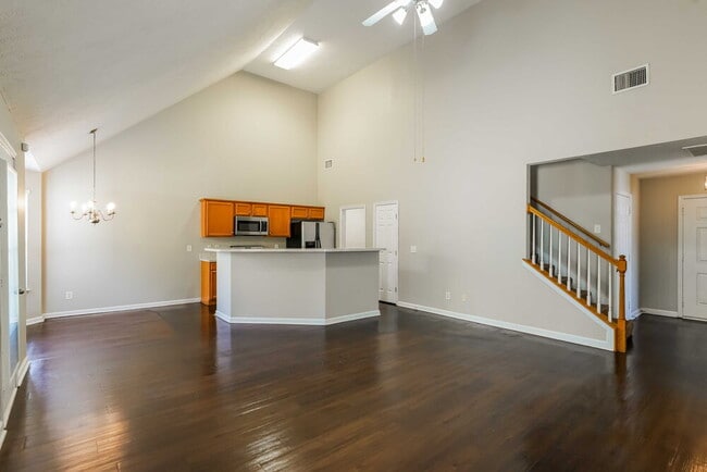 Photo - 110 Lyndhurst Dr