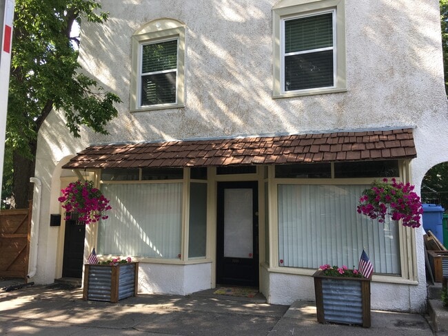 Building Photo - 1211 23rd Ave NE Unit 2