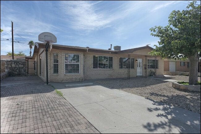 Photo - 3208 Kirkcaldy St
