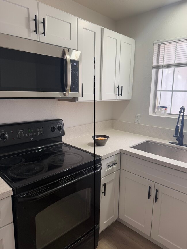 Building Photo - 909 Staffordshire Cir Unit B