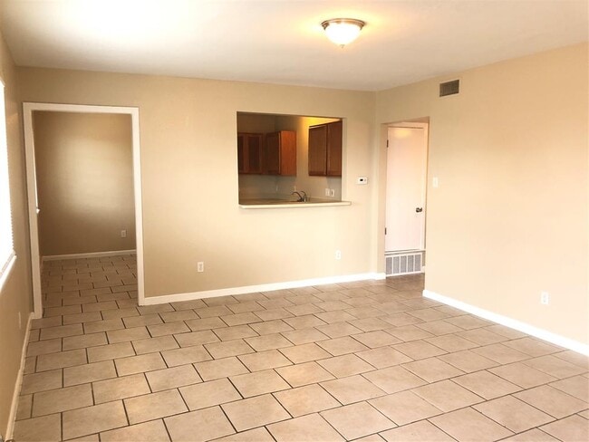 Building Photo - 7300 Twin Crest Dr Rental