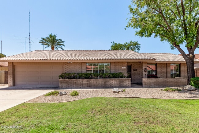 Building Photo - 2637 E Sierra St Rental