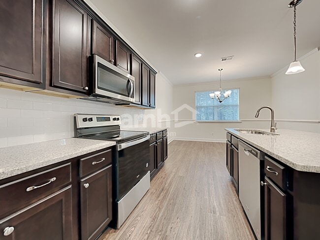 Photo - 605 W Lionel Rd