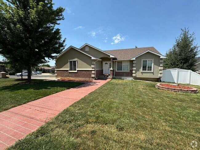 Building Photo - 5 bdrm 3 bth Home 2 Car Garage- Solar Pane...