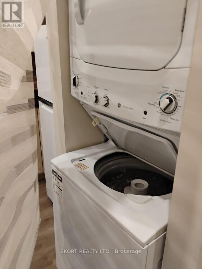 Photo - 251 Front St