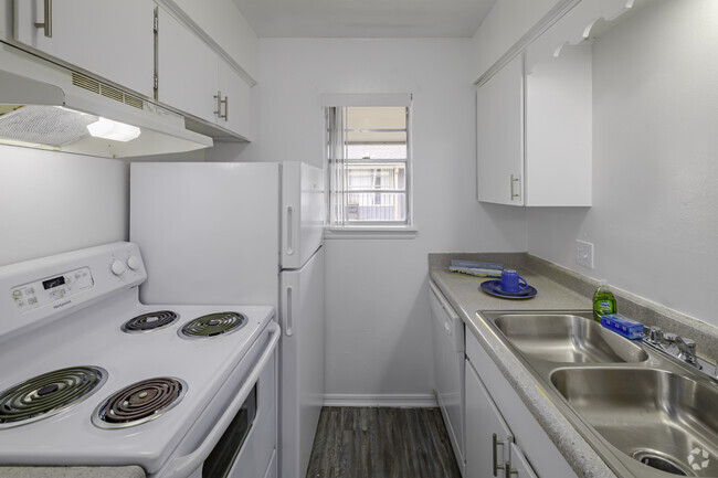1BR, 1BA - 651SF - Kitchen