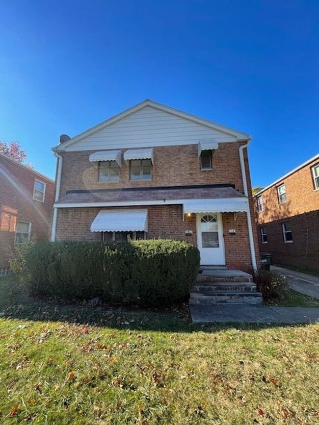 Building Photo - Renovated two bedroom Unit -2