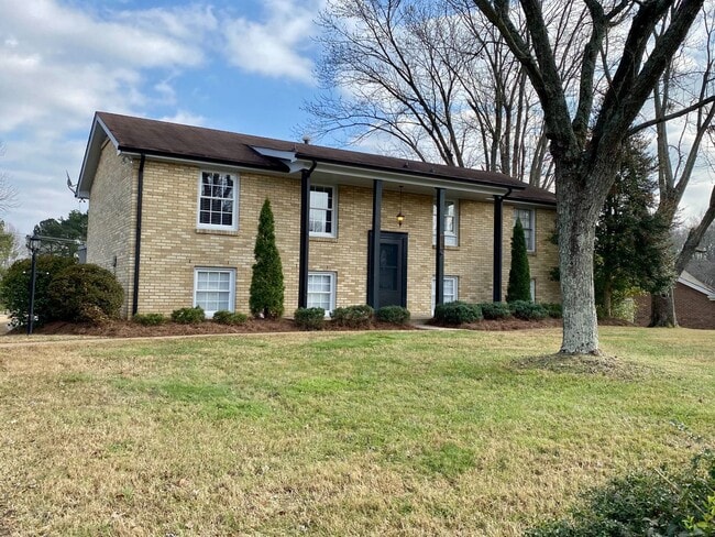 Building Photo - Location Location Location!!! 4bdr/2ba Split Level near Clarksville County Club!!