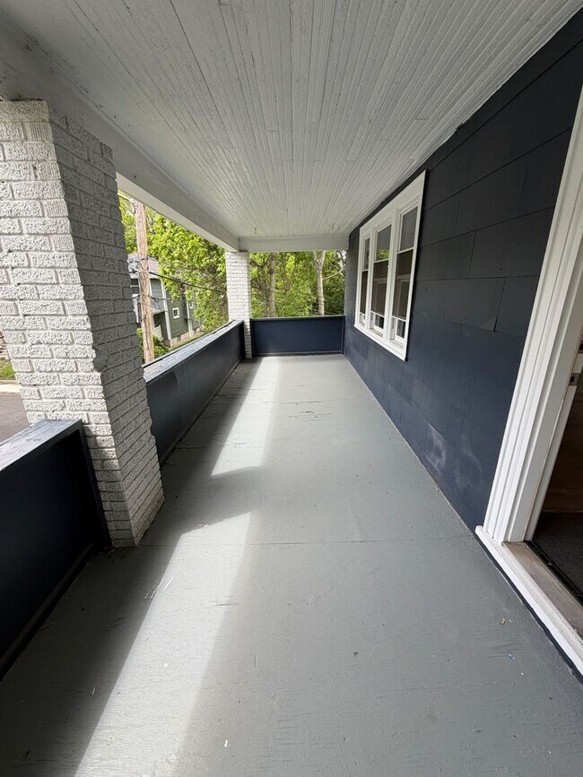 Building Photo - 1272 Kent St Unit 2
