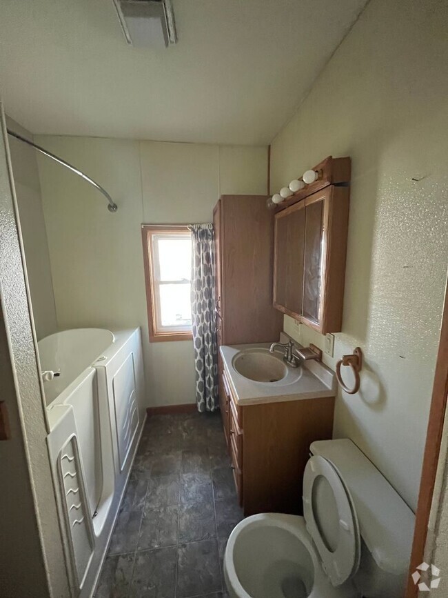 Building Photo - 2 bedroom 1.5 Bathroom House! 1/2 OFF FIRS...