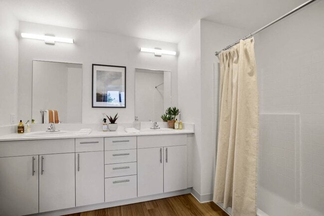 Modelo de 2 dormitorios - Baño principal con lavabo doble - Riverfront Everett