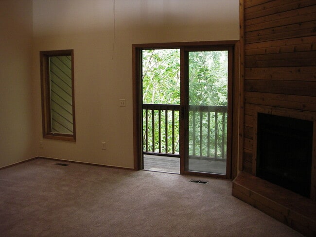 Photo - PRE-LEASE: 4 Bedroom 3.5 Bathroom Townhouse In Gold Run.  Walk To Campus!