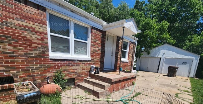 Building Photo - $675 - 1 bed 1 bath - Duplex *COMING SOON* Unit 548 N Oliver