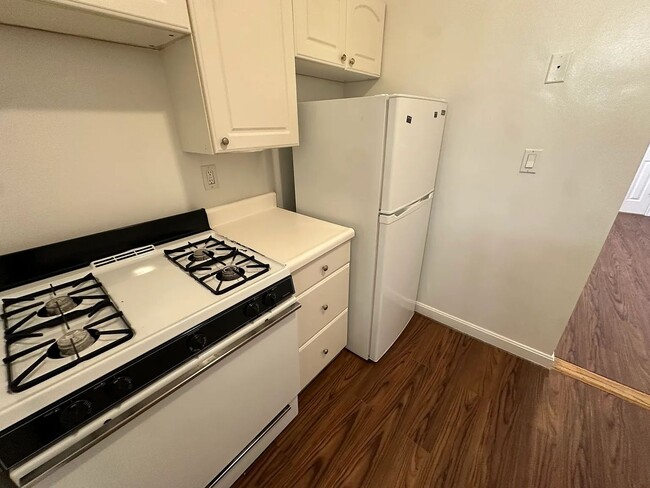 Building Photo - No brokers Fee, No Security Deposit, Heat,... Rental