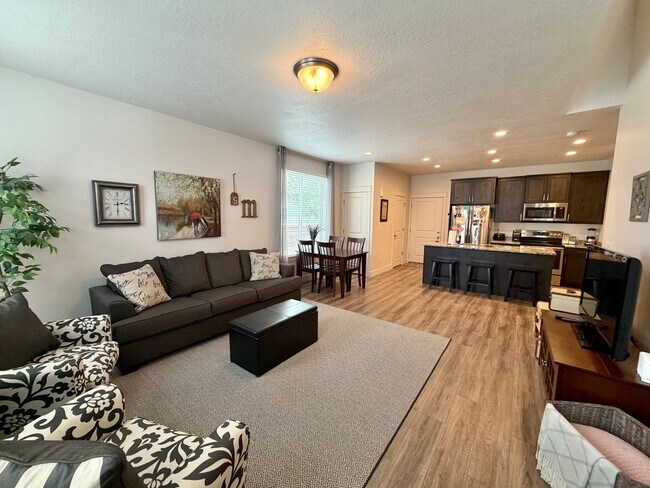 Photo - Gorgeous Like-New Townhome