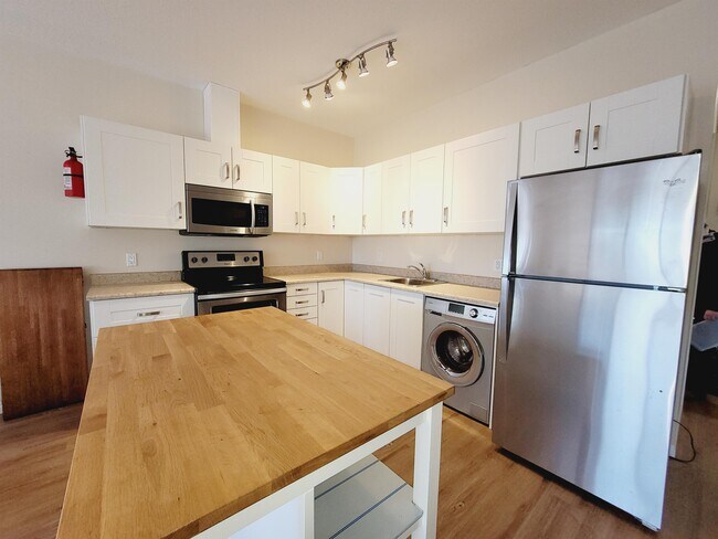 Building Photo - 4834-4849 49 Ave Unit 2