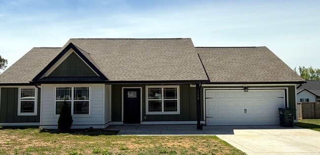 Building Photo - 3 BEDROOM 2 BATHROOMS