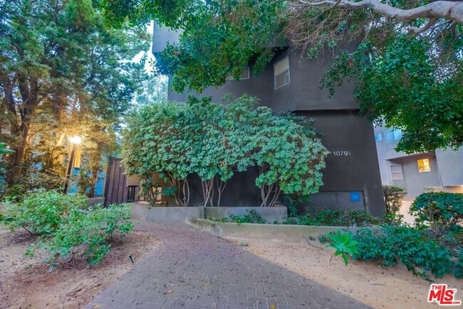 Photo - 1077 W Kensington Rd Unit 3