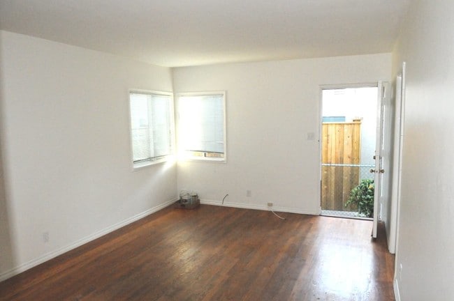 Sala de estar - Frente a la entrada - 2444 Oak St Unidad D