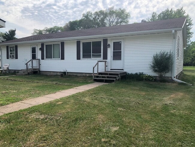 Building Photo - 2BR Duplex in Lake Hallie - Easy Hwy Access - Dog Friendly