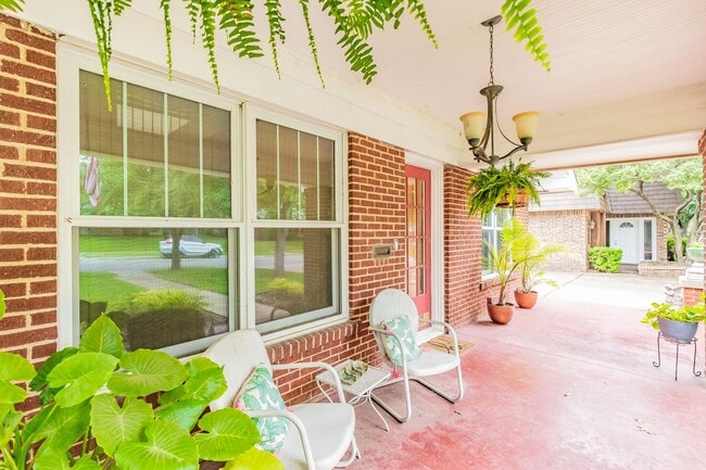 Photo - PRETTY, UPDATED AND CHARMING ARLINGTON HEI...