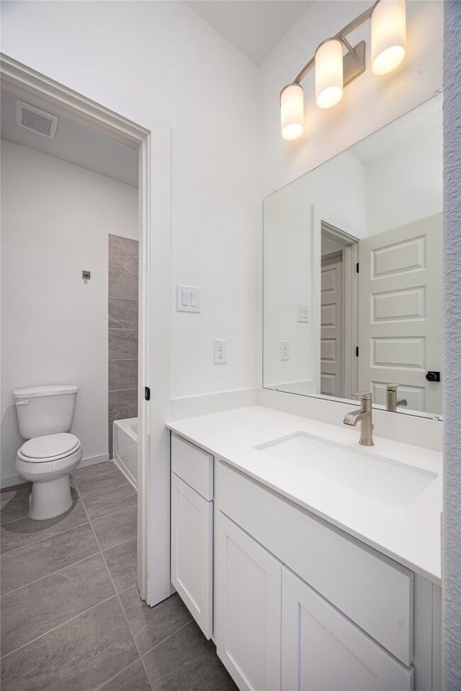 Building Photo - 2027 Longmire Villas Ct