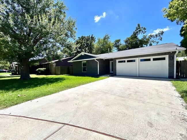 Building Photo - Inviting 3/BR 2/BA Home with Spacious Layo...