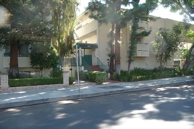 Building Photo - 5330 Zelzah Ave Unit 8